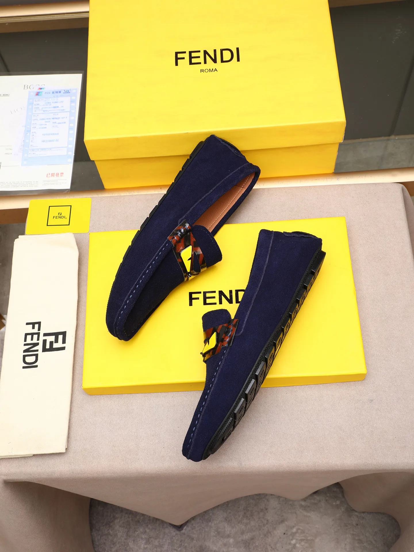 Men's shoes 💰400💰[FENDI] The little monster of Fendi F family, which is popular all over the world, is coming in a big way, the latest color, driving slip-on loafers, avant-garde and versatile fashion men's shoes, bun shoes, bean shoes👌👌👌 Private mold opening, 1:1 reproduction... The upper is made of first-layer cowhide, and the first-layer pigskin lining... is extremely comfortable, fashionable, simple, atmospheric and personalized [color] The side of the shoe is more refined, and the overall effect is handsome [ Turn in a circle][Turn in a circle]💭This hardware monster with eyes is not the popular version on the market🚳🚳Compared with the old model, it is more trendy, eye-catching and more classy🔰This summer, the little monster will subvert the old ideas and share the fashion with you🔱A must-have for fashionistas! Must keep it for yourself! Online outsole, high-end quality workmanship. Color: black, blue, white, red. Matching code: 38-44 (45 46 47 customized) (standard leather shoe size)